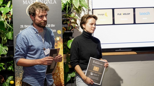 Veganes Ei gewinnt Marketing Award - Dr. Cornelius Lahme und Aileen Schack vertreten den Gewinner der Frankfurter Sprungfeder 2022 - das Berliner Food-Start-up Neggst - Quelle: Uli Gasper